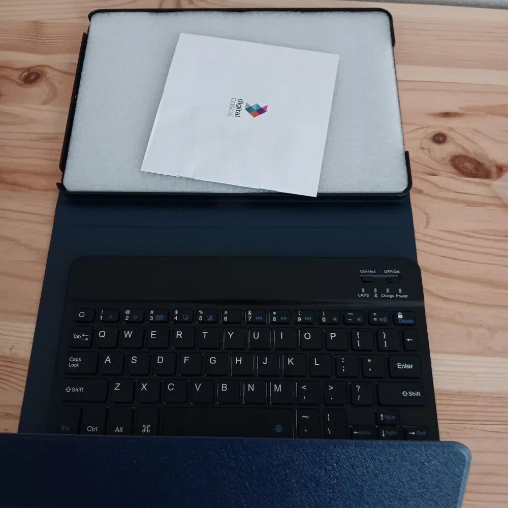 Digital Basics Bluetooth Keyboard Case for iPad 10.2